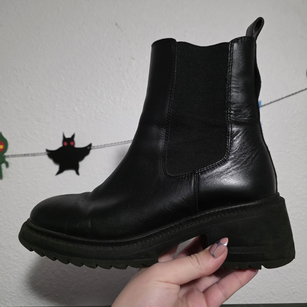 Steve Madden Black Platform Chelsea Boot - Women